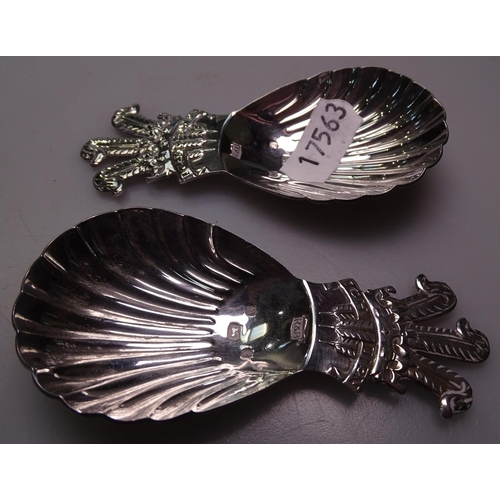 899 - A pair of modern silver tea caddy spoons, decorated with the Prince of Wales feathers