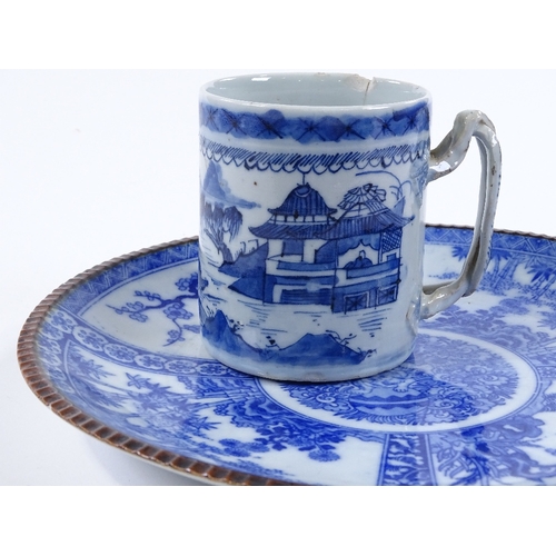 68 - A Chinese blue and white porcelain plate, diameter 31cm, and a blue and white porcelain mug with int... 