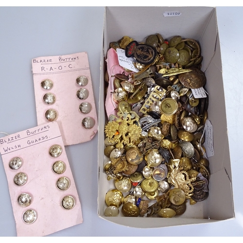 102 - A collection of victorian and later  military badges and buttons.