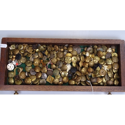 108 - A collection of victorian and later military badges and buttons.