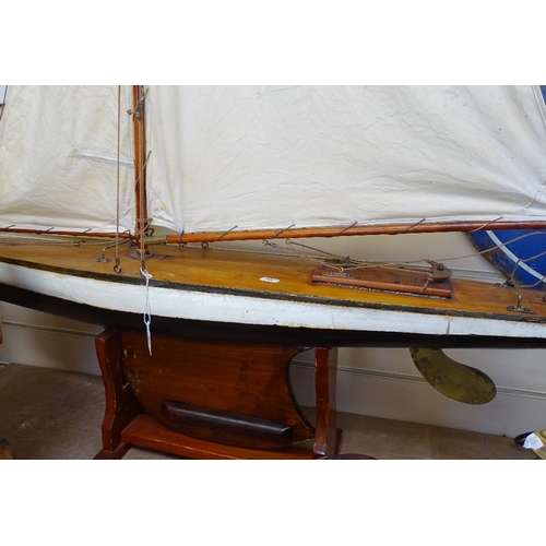 58 - A wooden hull modern pond yacht, length 36