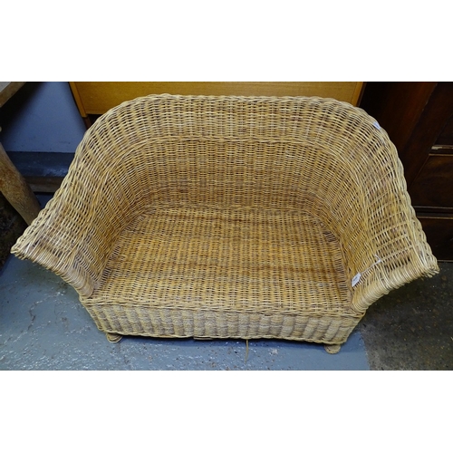 1805 - A small child's wicker 2-seater settee