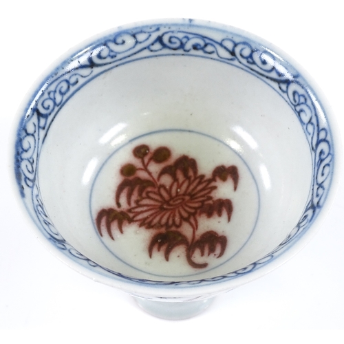 124 - A Chinese blue and red decorated stemmed cup, height 9cm, diameter 10cm