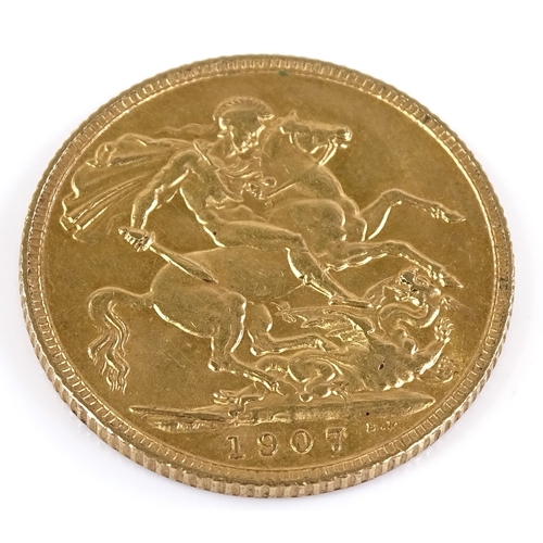 96 - A 1907 gold sovereign