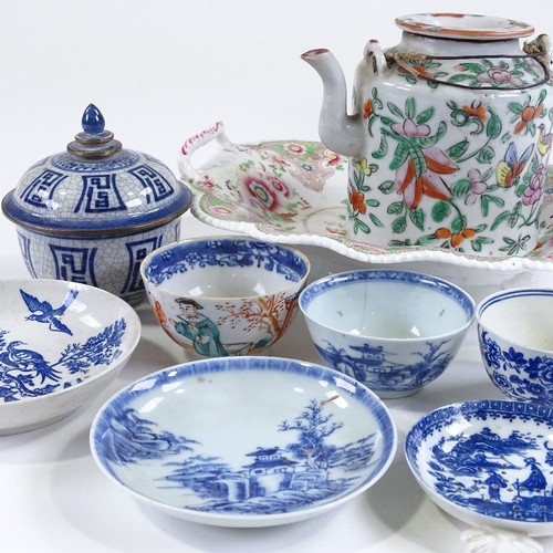 79 - A group of English and Chinese porcelain, including a transfer decorated pearlware strainer, a Worce... 