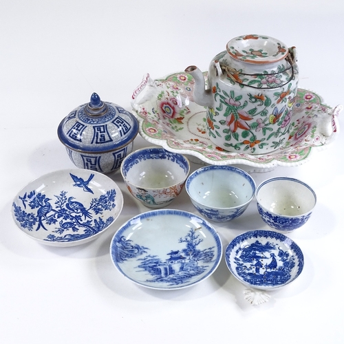 79 - A group of English and Chinese porcelain, including a transfer decorated pearlware strainer, a Worce... 