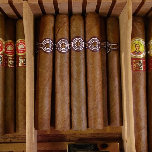 64 - Humidor, containing 25 cigars, 10 H. Upmann  Anejados, 10 Montecristo No. 3, 2 Bolivar La Casa De Ha... 