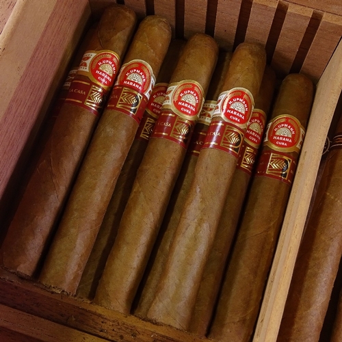 64 - Humidor, containing 25 cigars, 10 H. Upmann  Anejados, 10 Montecristo No. 3, 2 Bolivar La Casa De Ha... 