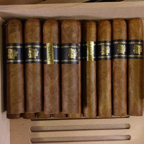 65 - Mid-size humidor containing 9 Unmum Canonazo, 7 Bond, 4 Jumbo, and 6 Don Jose (26)