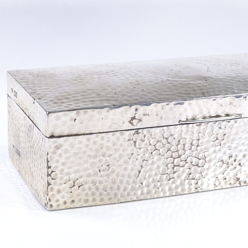 562 - An Edwardian rectangular silver cigarette box, with planished finish, by William Comyns & Sons, hall... 