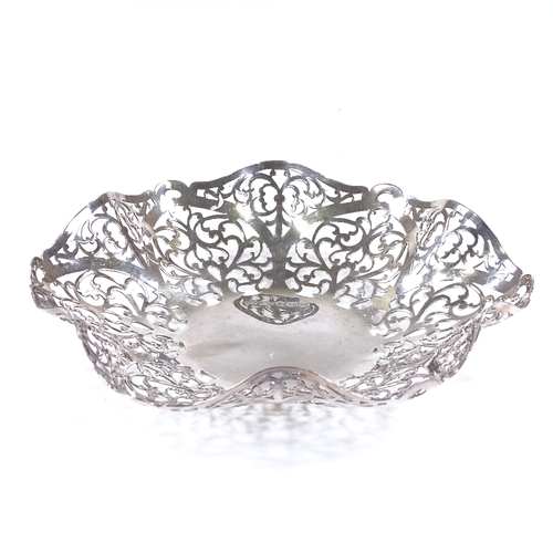 570 - A silver fruit bowl, of frilled form with pierced scrollwork decoration, by Lancelott & Hall Ltd, ha... 