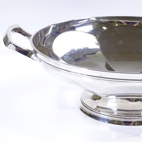 586 - A George V circular silver 2-handled fruit bowl, by Ernest Druiff & Co, hallmarks Birmingham 1923, d... 