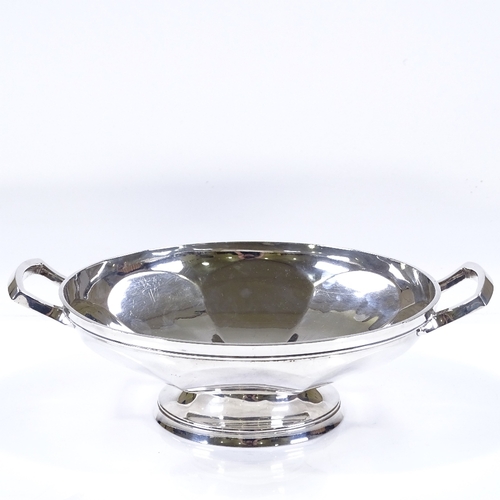 586 - A George V circular silver 2-handled fruit bowl, by Ernest Druiff & Co, hallmarks Birmingham 1923, d... 