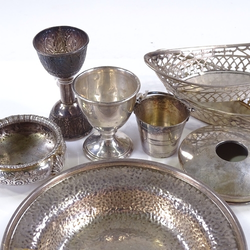 623 - Various silverware, including circular planished tray, salt, pail, a pair of bonbon baskets etc, 9.7... 