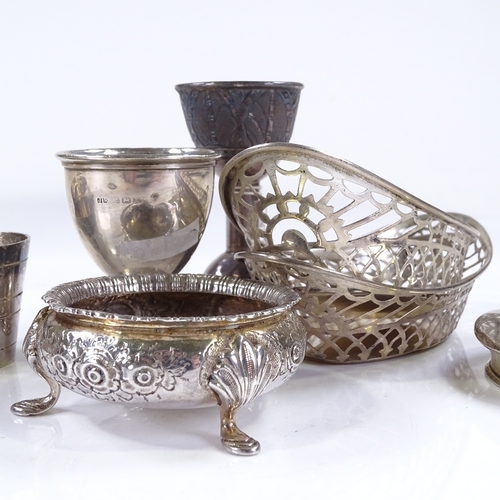 623 - Various silverware, including circular planished tray, salt, pail, a pair of bonbon baskets etc, 9.7... 