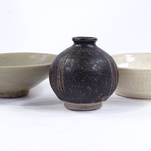 116 - 2 Chinese ceramic bowls, largest 12cm across, and a Chinese black glaze gourd (3)