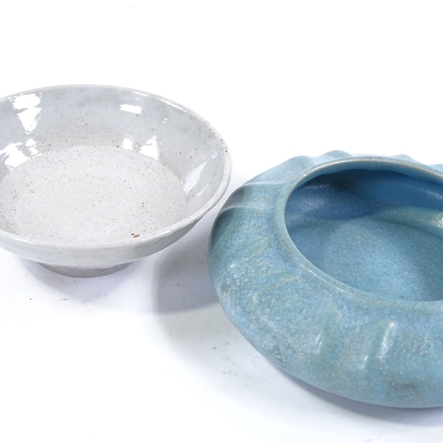 117 - A Chinese porcelain turquoise glaze bowl, diameter 15cm, and a white glaze bowl, diameter 12cm (2)