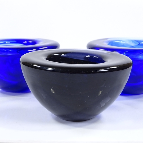 94 - Kosta Boda, 3 Atoll glass bowls by Anna Ehrner, diameter 17.5cm