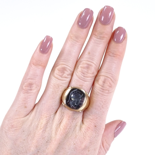 390 - A large 9ct gold carved intaglio haematite seal ring, depicting Centurion, setting height 18.7mm, si... 