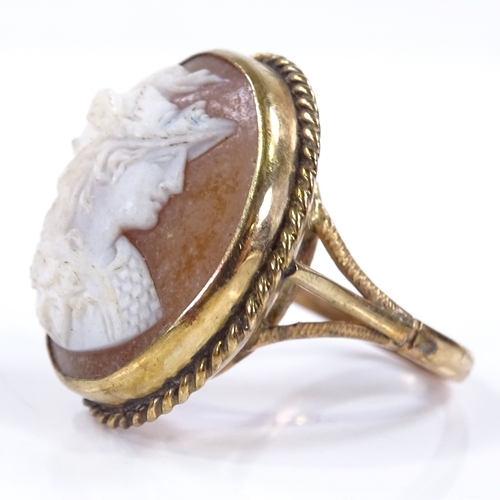 428 - An unmarked gold large relief carved cameo panel ring, depicting Classical man with mask, within a r... 