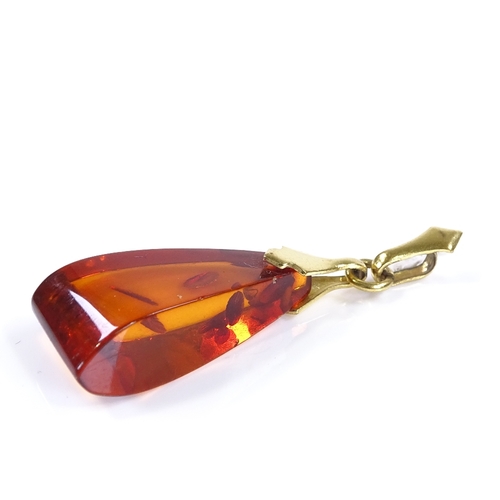 453 - An unmarked gold mounted Baltic amber pendant, amber length 27.7mm, 2.3g