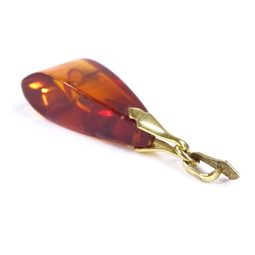 453 - An unmarked gold mounted Baltic amber pendant, amber length 27.7mm, 2.3g