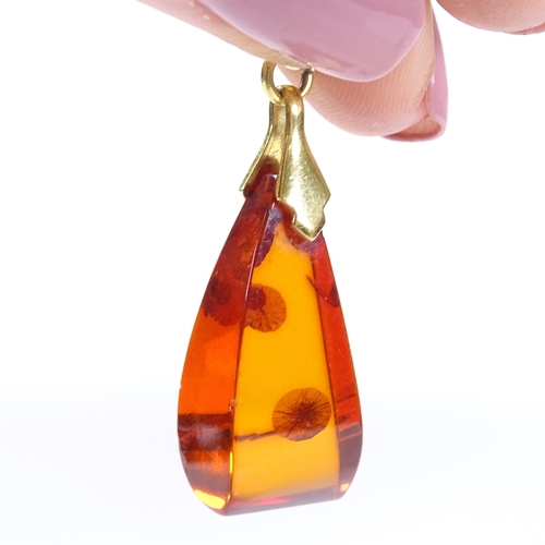 453 - An unmarked gold mounted Baltic amber pendant, amber length 27.7mm, 2.3g