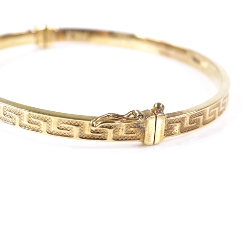 488 - A 9ct gold hinged bangle, with Greek key pattern, band width 3.9mm, internal diameter 60mm, internal... 