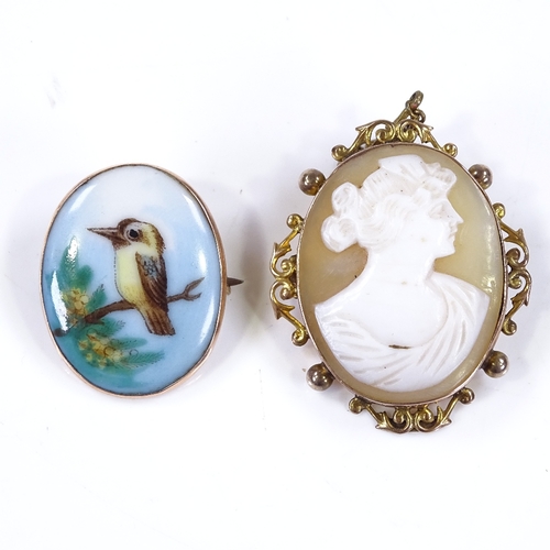 495 - A painted porcelain panel brooch, depicting a Kookaburra, in 9ct frame, height 27mm, together with a... 