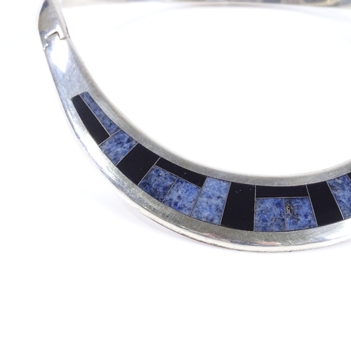 513 - A heavy Mexican sterling silver onyx and lapis hinged-collar neck torque, internal diameter 117mm, i... 