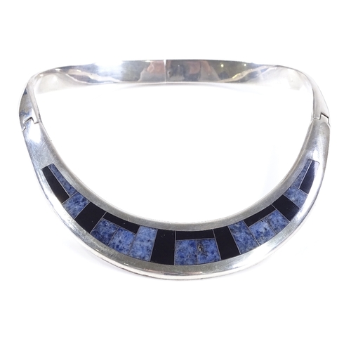 513 - A heavy Mexican sterling silver onyx and lapis hinged-collar neck torque, internal diameter 117mm, i... 