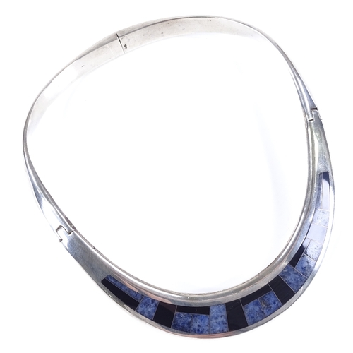 513 - A heavy Mexican sterling silver onyx and lapis hinged-collar neck torque, internal diameter 117mm, i... 