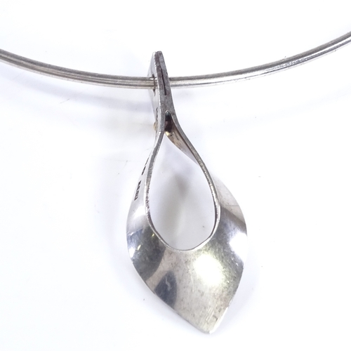 517 - A Swedish sterling silver pendant collar neck torque, possibly by Trolle-Lindgren (UTL), hallmarks c... 