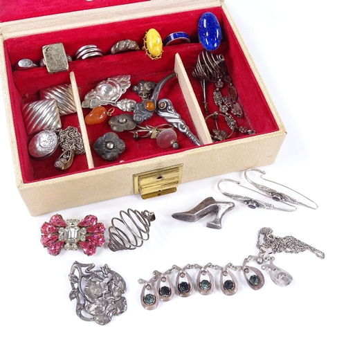 814 - A box of Victorian and later jewellery, including amber, lapis etc