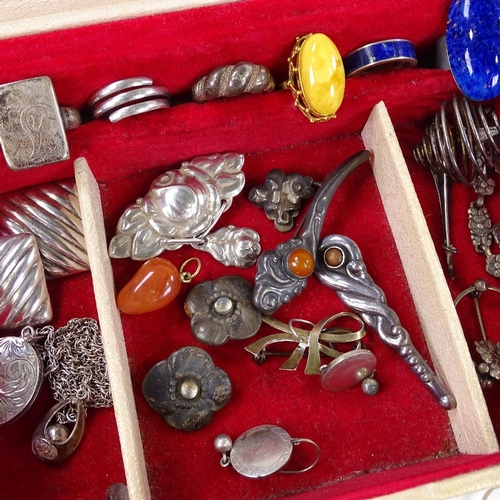 814 - A box of Victorian and later jewellery, including amber, lapis etc