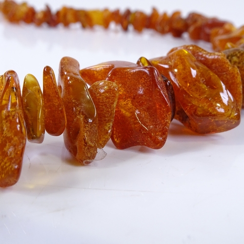 817 - A graduated single-strand pearl necklace, together with a graduated string of Baltic amber (2)