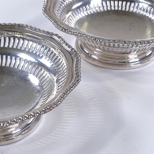 841 - A pair of Edwardian circular silver bon bon dishes, with gadrooned rim and pierced border, by Vale B... 