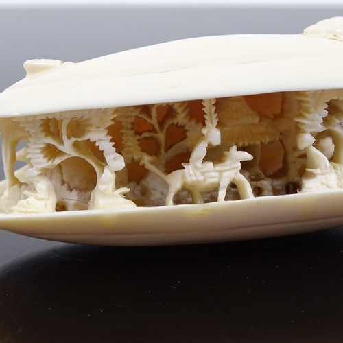 102 - A Chinese carved ivory clam shell circa 1900, length 7cm