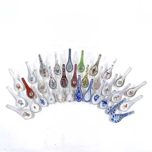 210 - A collection of Chinese porcelain spoons (33)