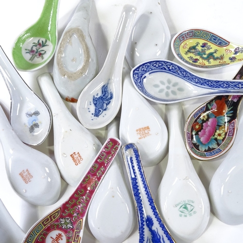 210 - A collection of Chinese porcelain spoons (33)