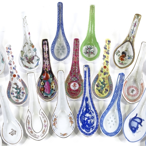 210 - A collection of Chinese porcelain spoons (33)