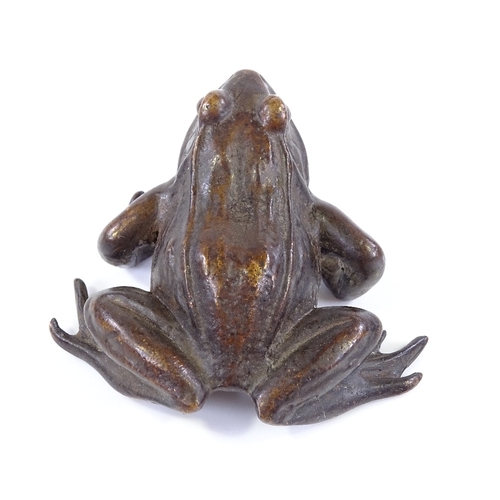 220 - A patinated bronze frog, length 5.5cm