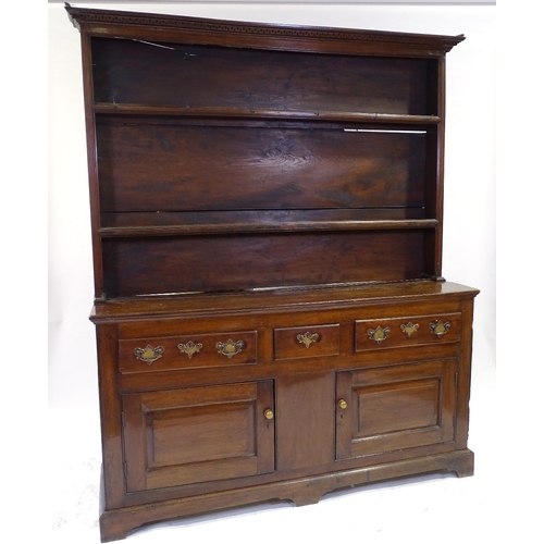 348 - An 18th century American (Virginian) walnut dresser, with boarded open plate rack above, 3 frieze dr... 