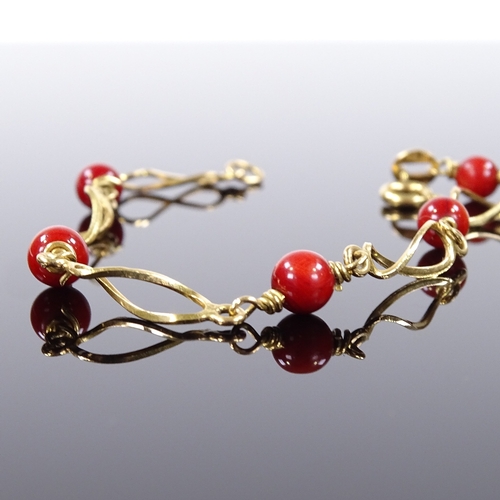 513 - An 18ct gold red bead bracelet, bracelet length 17.5cm, 4.6g