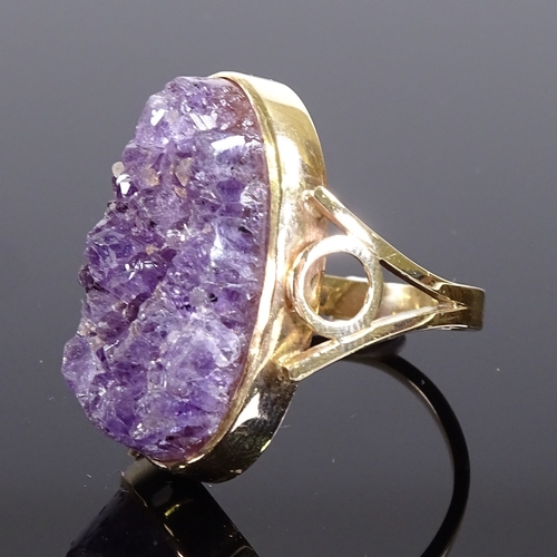 521 - A large unmarked gold handmade amethyst geode panel dress ring, openwork shoulders, setting height 1... 