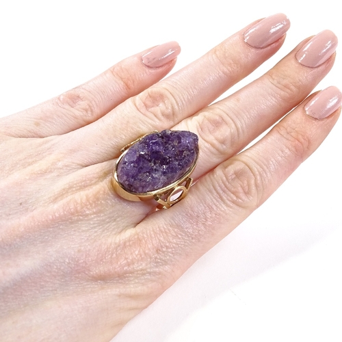 521 - A large unmarked gold handmade amethyst geode panel dress ring, openwork shoulders, setting height 1... 