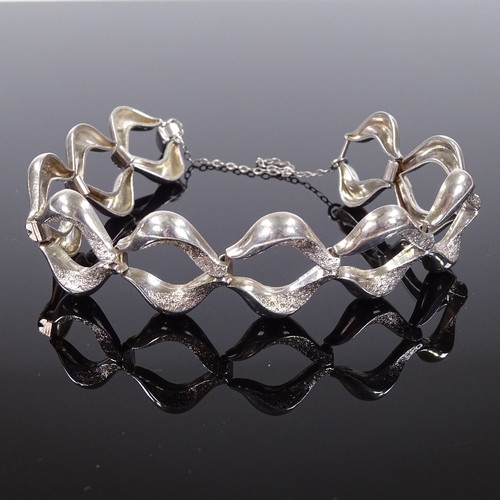 540 - An Andreas Daub Danish sterling silver bracelet, stylised matte and polished form, stamped A*D, leng... 