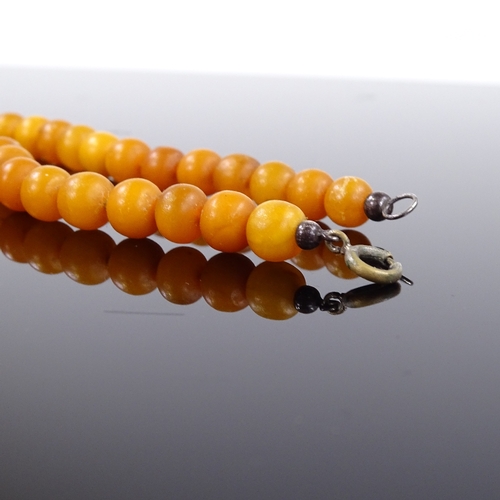 565 - A graduated amber bead necklace, largest bead diameter 12mm, necklace length 41cm, 17.6g