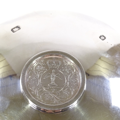 670 - An Elizabeth II commemorative Silver Jubilee silver coin inset dish, by Rodney C Pettit, hallmarks L... 