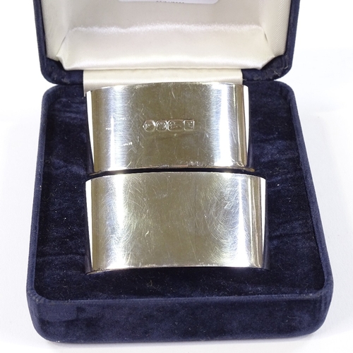 683 - A modern pair of oval silver napkin rings, by Carr's of Sheffield, hallmarks Sheffield 1997, length ... 